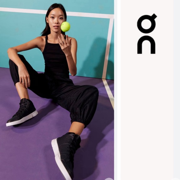 On Running Shoes - ON CLOUD The Roger Clubhouse Sneaker (Women)
On $ 169.99 size 6.5